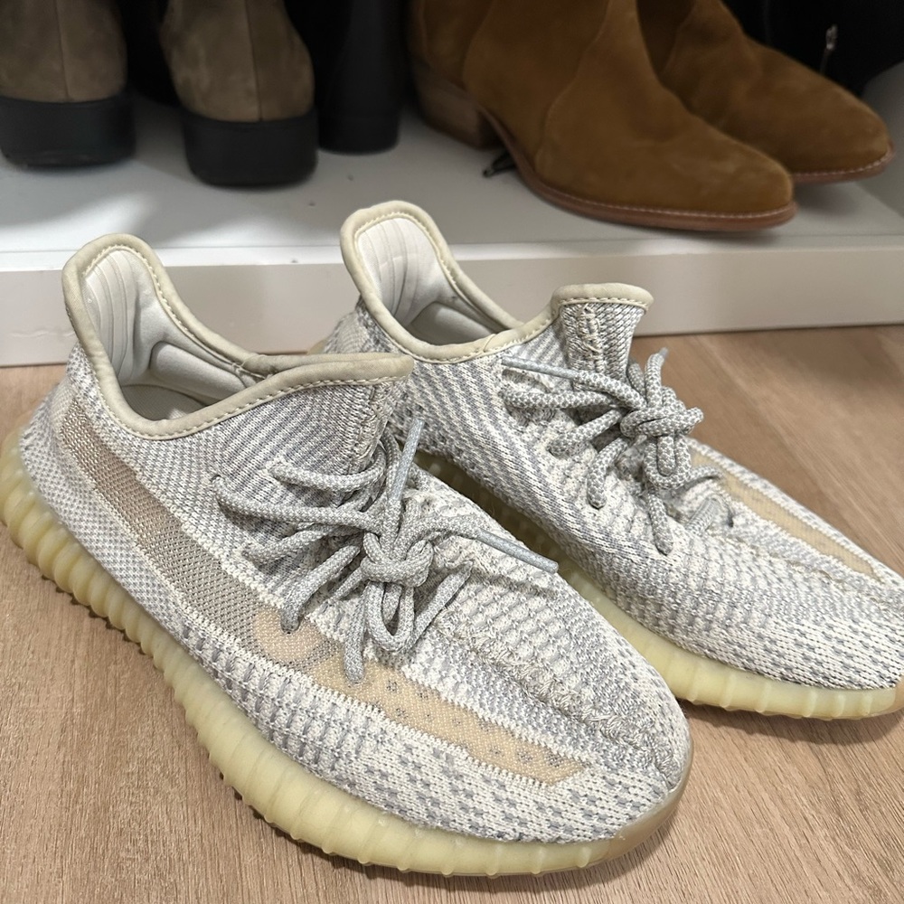 Yeezy grey and white - MENS 5 1/2 WOMENS 6 1/2